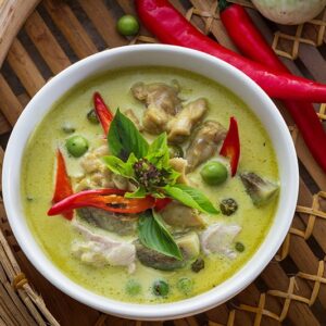 แกงเขียวหวานไก่ เข้มข้นด้วยกะทิ พริกแกง และสมุนไพรสด