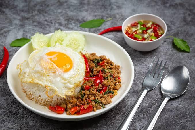 กระเพาไก่ ไข่ดาวขอบกรอบไข่แดงเยิ้มๆ