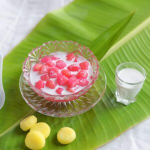 ขนมหวานทับทิมกรอบ สีชมพูสดใสในน้ำกะทิ เสิร์ฟพร้อมแห้วสดและน้ำกะทิสด