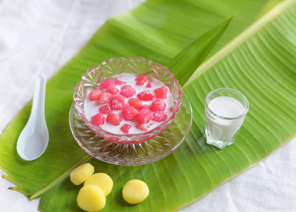 ขนมหวานทับทิมกรอบ สีชมพูสดใสในน้ำกะทิ เสิร์ฟพร้อมแห้วสดและน้ำกะทิสด