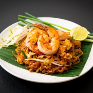 ผัดไทยกุ้งสดตัวโต เนื้อหวานเด้ง เส้นนุ่มลื่นซูเปอร์ซอสมะขามแท้